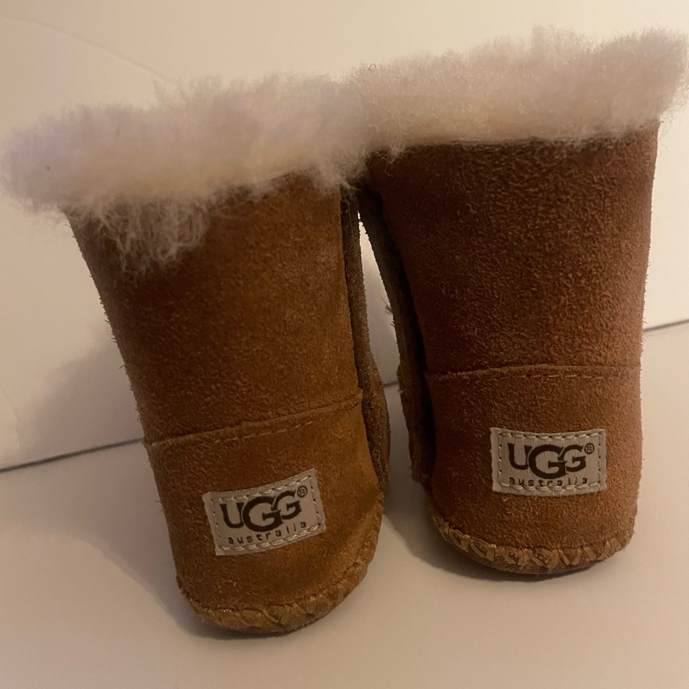 UGG Kids Moccasin Bootie size 2/3 - Picture 2 of 5